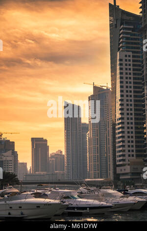 Skyline von Dubai bei Sonnenuntergang, der Yachthafen von Dubai, Vereinigte Arabische Emirate. Stockfoto