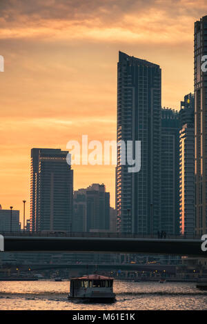 Skyline von Dubai bei Sonnenuntergang, der Yachthafen von Dubai, Vereinigte Arabische Emirate. Stockfoto