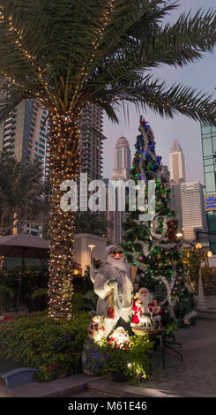 Weihnachtsschmuck an der Dubai Marina, Vereinigte Arabische Emirate, Naher Osten. Stockfoto