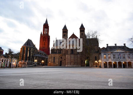 Die alten Vrijthof Platz mit der Basilika Sankt Servatius und der St. Johannes Kirche, sehr alten Geschichte des Klosters in Maastricht, Limburg, Niederlande Stockfoto