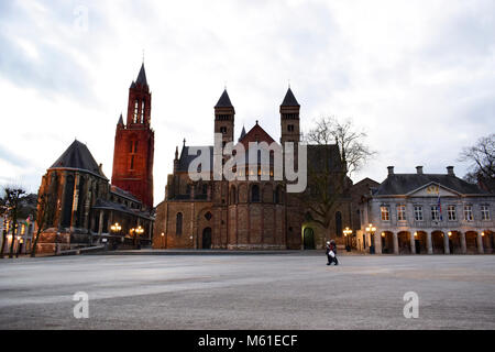 Die alten Vrijthof Platz mit der Basilika Sankt Servatius und der St. Johannes Kirche, sehr alten Geschichte des Klosters in Maastricht, Limburg, Niederlande Stockfoto