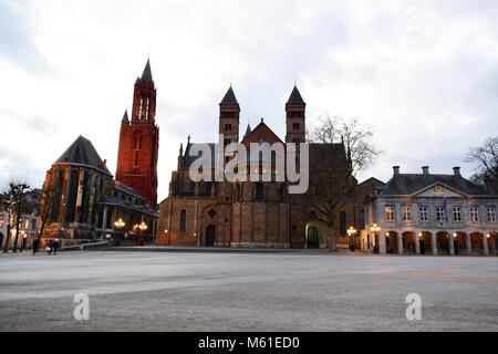 Die alten Vrijthof Platz mit der Basilika Sankt Servatius und der St. Johannes Kirche, sehr alten Geschichte des Klosters in Maastricht, Limburg, Niederlande Stockfoto