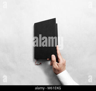 Hand offen leeren schwarzen Buch Cover mock up Vorlage. Klar Broschüre Oberflächengestaltung mockup. Arm Holding eröffnet Lehrbuch Tagebuch. Lesen grau Notebook kopieren. Stockfoto