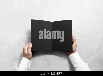 Öffnung leeren schwarzen Broschüre Broschüre mockup. Gebrauchsinformation Präsentation. Broschüre mock up Hand. Man Show klar. Broschüre Design tem Stockfoto