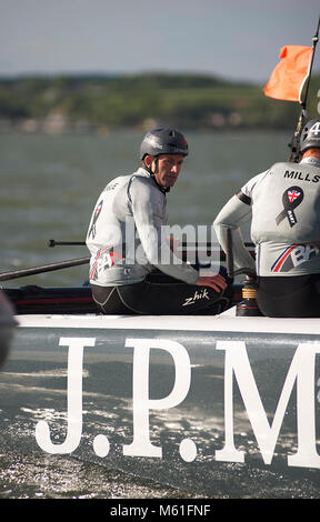 Ben Ainslie fährt seinen America's Cup Katamaran JP Morgan BAR beim Round the Island Race 2013. Der AC45 stellte einen neuen Kursrekord von 2 Stunden 52 Minuten auf. Stockfoto