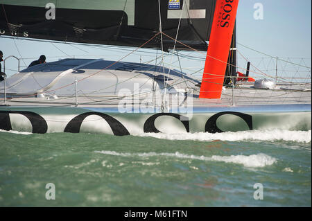 Der Hugo Boss 4 der Open 60-Klasse fuhr 2013 über den Solent. 2012 belegte die Yacht den 3. Platz beim Vendée Globe Race mit Alex Thomson als Skipper. Stockfoto