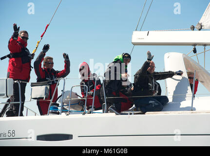 Crew auf der Oceanis 58-Klasse-Yacht Bon Venti, die 2013 beim Round the Island Race teilnahm Stockfoto