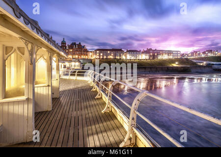 Cromer Pier viktorianischen Unterstände - Einer der größten Piers in England hinausragende aus Cromer Stadt in Norfolk. Der Pier ist ein Denkmalgeschütztes Gebäude Stockfoto