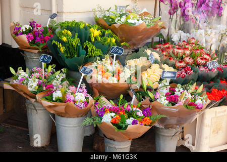 Verschiedene Blumensträuße in Körbe mit Preisschildern zum Verkauf an einer Straße Markt in England Stockfoto