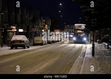 Arriva Bus an der Route 1 in den frühen Morgen mit Schnee während des Tieres aus dem Osten wetter Phänomen. Schnee bedeckt ungeräumten Straße. 13 London Road Stockfoto