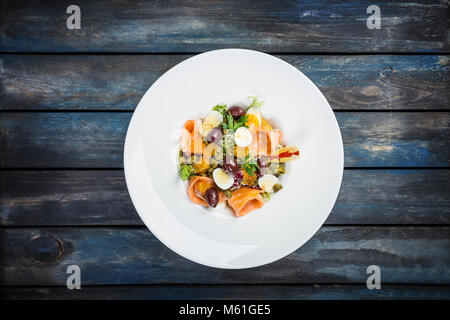 Geräucherter Lachs Salat Stockfoto