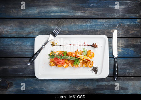 Gegrillte Riesengarnelen in pikanter Sauce Glasur Stockfoto