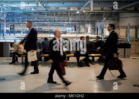 Die kongressabgeordneten während des zweiten Tages der jährlichen Mobile World Congress, der weltweit größte mobile Messe, an der vereint die führende mobile compani Stockfoto