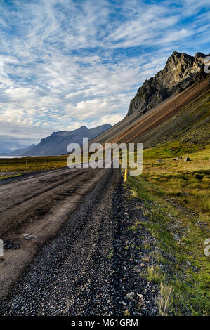 Schmutz und hohen Berg Straße in Island Stockfoto