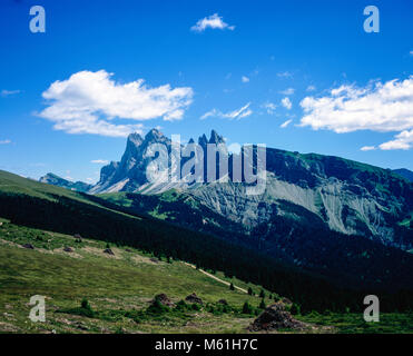 Die geisler Gruppe oder der Gruppo Delle Geisler im Naturpark Puez-Geisler oder Parco Naturale Puez Geisler Passo di Brogles in der Nähe von St. Ulrich in Gröden die Dolomiten Italien Stockfoto