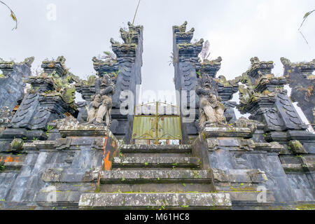 Besucher erforschen die immensen Pura Besakih Tempel (aka Mutter Tempel von besakih) Stockfoto