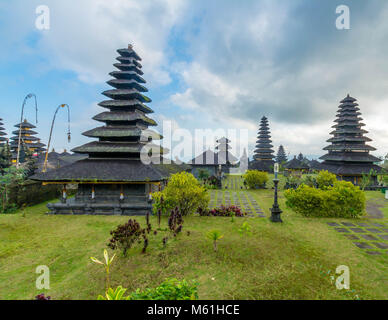 Besucher erforschen die immensen Pura Besakih Tempel (aka Mutter Tempel von besakih) Stockfoto