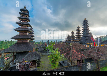 Besucher erforschen die immensen Pura Besakih Tempel (aka Mutter Tempel von besakih) Stockfoto