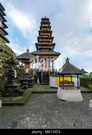 Besucher erforschen die immensen Pura Besakih Tempel (aka Mutter Tempel von besakih) Stockfoto