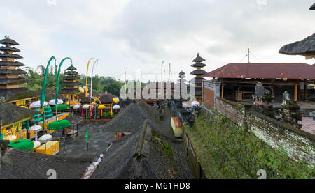 Besucher erforschen die immensen Pura Besakih Tempel (aka Mutter Tempel von besakih) Stockfoto