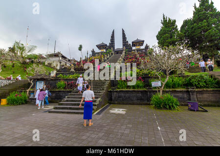 Besucher erforschen die immensen Pura Besakih Tempel (aka Mutter Tempel von besakih) Stockfoto