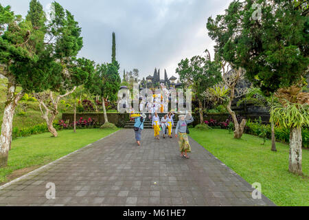 Besucher erforschen die immensen Pura Besakih Tempel (aka Mutter Tempel von besakih) Stockfoto