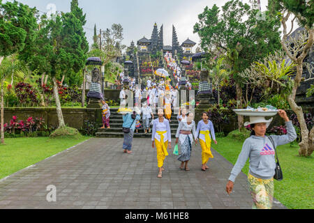 Besucher erforschen die immensen Pura Besakih Tempel (aka Mutter Tempel von besakih) Stockfoto