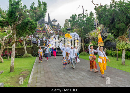 Besucher erforschen die immensen Pura Besakih Tempel (aka Mutter Tempel von besakih) Stockfoto