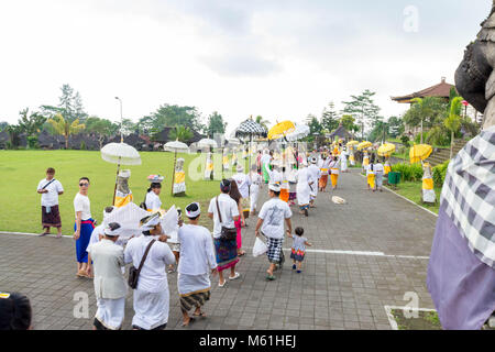 Besucher erforschen die immensen Pura Besakih Tempel (aka Mutter Tempel von besakih) Stockfoto