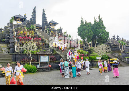 Besucher erforschen die immensen Pura Besakih Tempel (aka Mutter Tempel von besakih) Stockfoto