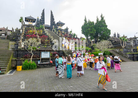 Besucher erforschen die immensen Pura Besakih Tempel (aka Mutter Tempel von besakih) Stockfoto