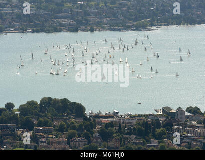 Yachten und Boote auf See von oben Blick vom Uetliberg Zürich in Zürich, Schweiz Stockfoto