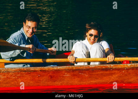 Touristen rudern Stocherkahn auf dem Fluss Cam, Cambridge, England, Vereinigtes Königreich Stockfoto