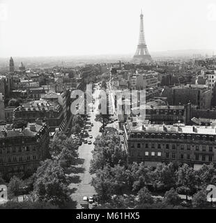 1950, Paris, Frankreich, historische, Overhead Bild der Stadt und einer langen baumgesäumten Boulevard in Paris, es ist das Wahrzeichen der Stadt, dem Eiffelturm, ein schmiedeeisernes Gitter Turm gebaut, da der Eingang zur Messe der Welt 1889. Stockfoto