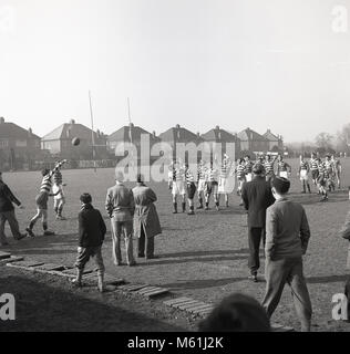 1950, historische, ein Line-out in einem Laienhaften Rugby Union überein, England, der Sport der Rugby Union, offiziell im Jahr 1871 gegründet, war eine beliebte soziale Aktivität für Männer in dieser Zeit und war eine streng 'Amateur' Spiel, bis 1995, wenn es erklärt wurde, 'Öffnen' und auf der obersten Ebene professionell geworden. Stockfoto