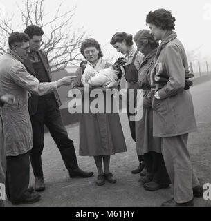 1950er Jahre, historische Bild, Studenten an einer landwirtschaftlichen oder landwirtschaftlichen Hochschule mit Lehrer, zusammen draußen stehen, mit einer Studentin mit einem Hahn, England, UK. In den Jahren vor und nach dem zweiten Weltkrieg gab es einen großen Schub mehr home-grown britischen Nahrungsmittel zu erzeugen und damit mehr junge Menschen, die Landwirtschaft und die landwirtschaftlichen Sektoren zu betreten. Stockfoto