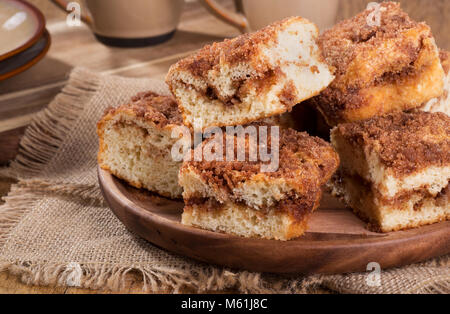 Nahaufnahme von einem Stapel von Cinnamon swirl Kaffee Kuchen auf einer Holzplatte Stockfoto