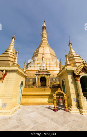 YANGON, Myanmar, 25. Dezember 2017: Goldene Sule Pagode in Yangon. Es ist ein Wahrzeichen im Herzen von Yangon, Myanmar entfernt Stockfoto