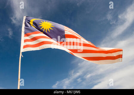 Malaysia Flagge auch als Jalur Gemilang wave mit den blauen Himmel bekannt. Leute fliegen unter der Flagge in Verbindung mit dem Unabhängigkeitstag Feier oder Merdeka Stockfoto