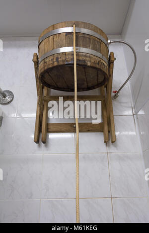 Dusche in der Sauna in Form eines hölzernen Löffel Stockfoto