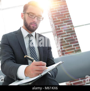 Unternehmer einen Vertrag. Die Feder in der Hand. Stockfoto