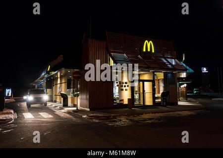 MITROVICE, tschechische Republik - 6. Februar: Auto durch McDrive bei McDonald's International Fast Food Company Restaurant am 6. Februar 2018 Stockfoto