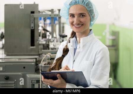Portrait von Frau Prüfer während der Arbeit in der Kosmetik Factory Stockfoto