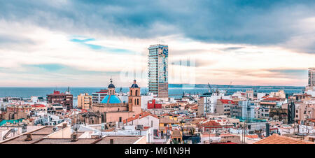 Alicante, Spanien, 31. Dezember 2017: Panoramablick auf die Stadt Alicante, Costa Blanca, Spanien. Stockfoto