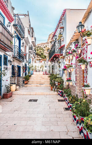 Alicante, Spanien, 31. Dezember 2017: Schöne alte Straße in der Stadt Alicante, Costa Blanca, Spanien Stockfoto