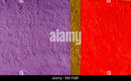 In violett bemalt, Rot und Gold Farbe Wand Fragment Stockfoto