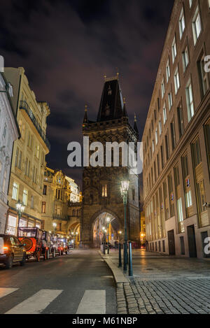 Pulverturm in der Nacht in Prag, Tschechische Republik Stockfoto