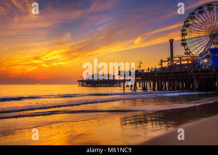 Besucher genießen den Sonnenuntergang über Santa Monica Pier Los Angeles Stockfoto