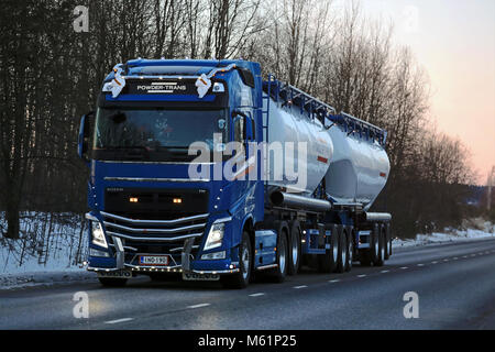 SALO, Finnland - 23. FEBRUAR 2018: Schön angepasste Volvo FH Bulk Transport Lkw für powder-trans Güterverkehr auf der Straße am dusktime. Stockfoto