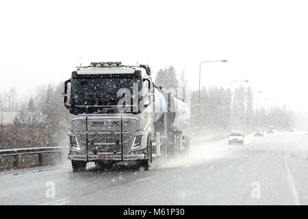 Mariehamn, Finnland - 23 April, 2017: Volvo FH tank LKW-Transporte Valio Milch entlang der Autobahn in starker Schneefall im Süden Finnlands. Stockfoto